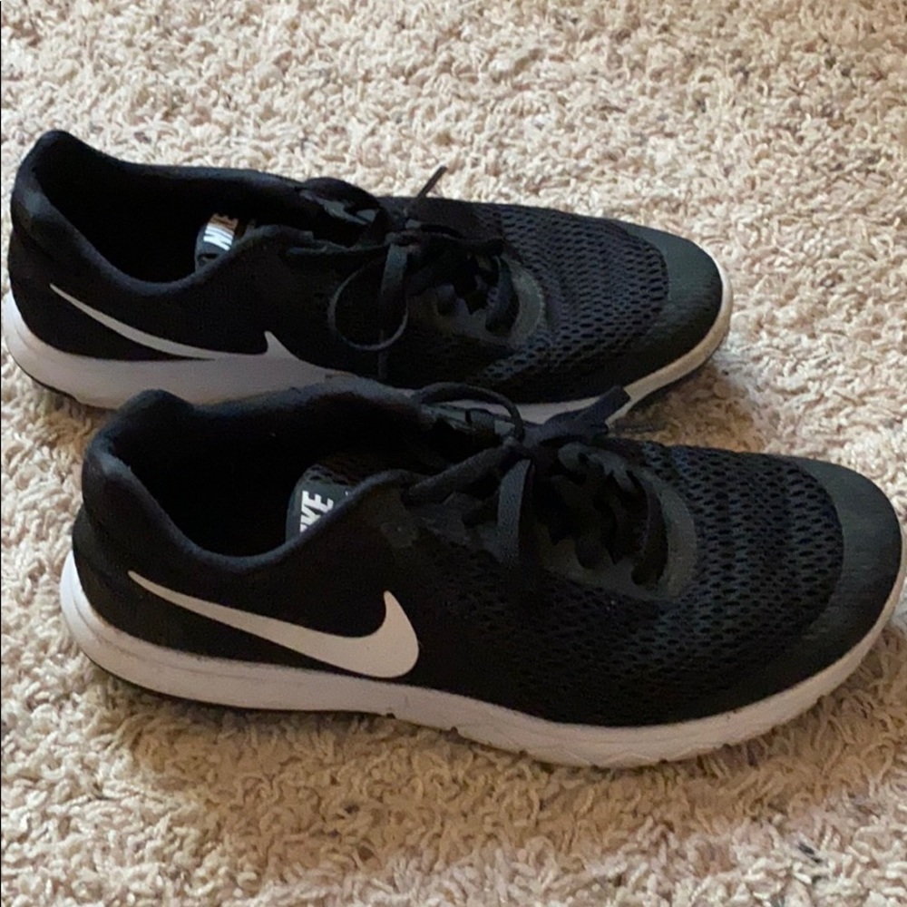 Nike Woman Black Athletic Shoes